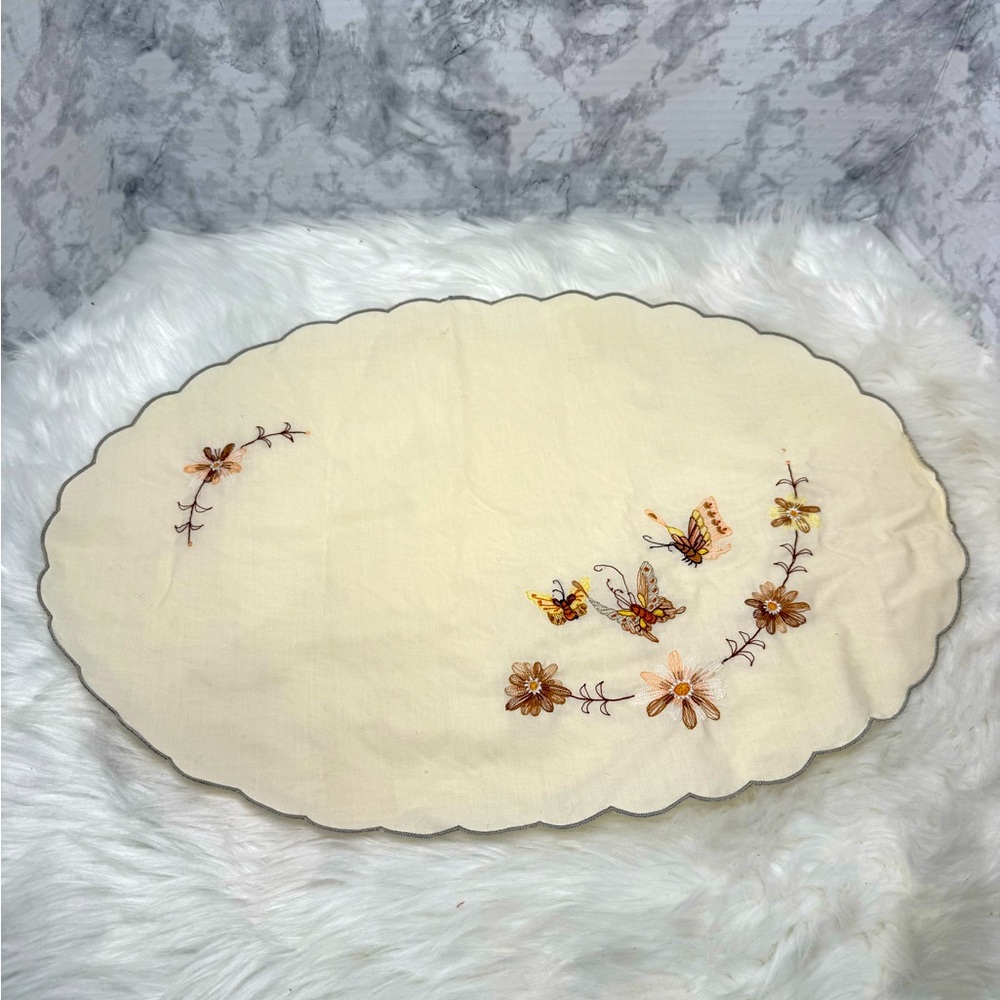 Vintage Hand Embroidered Placemat Set 4 Mats Oval Scalloped Floral New